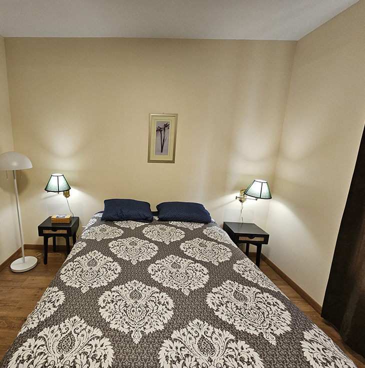 Room 2 Parking View ( Queen bed + Single bed) - (2 Adults + 1 Kid)