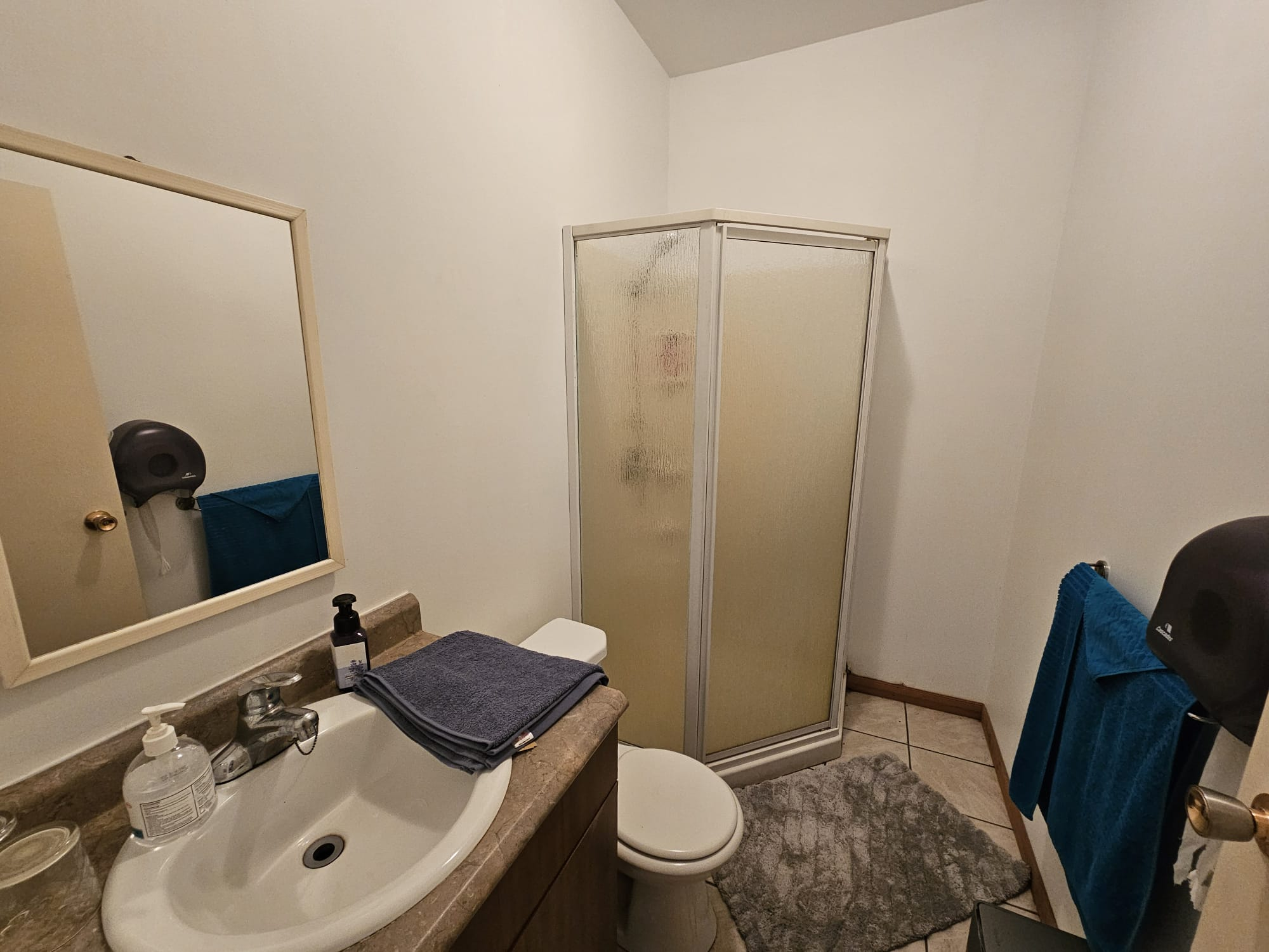 Room 4 - Lake View Queen-bed Room ( 2 adults + 2 kid)
